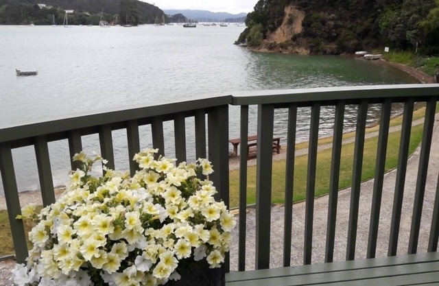 The Beach Bach - Water's Edge, Bay of Islands