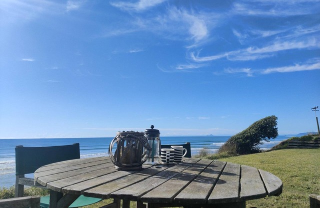 The Beach Cottage - Spacious Family Holiday home with Sleepout