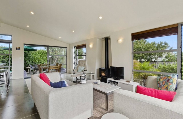 The Beach House - Ruakaka Holiday Home
