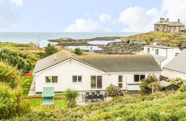 THE BEACH HOUSE TREARDDUR BAY, family friendly in Trearddur Bay