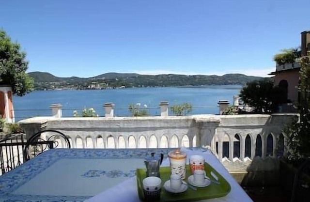 The Beach independent apartment view lake!, lake and beach view just a few meters from your abitazi