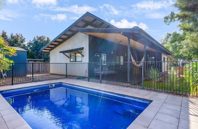 The Beachwood Nest - Holiday Home with coastal vibe and below ground pool