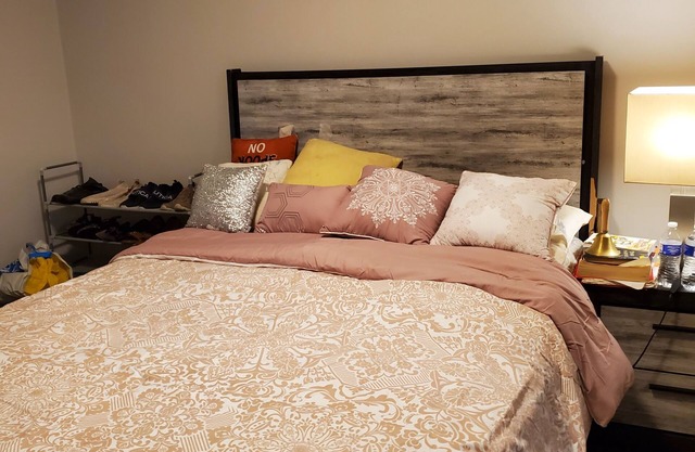 The Beacon of serenity. A cozy serene bedroom apt with a deck.