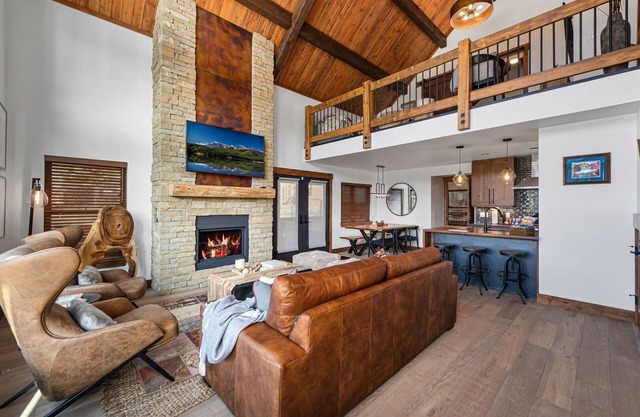 The Bear's Getaway - Jacuzzi, Indoor/Outdoor Fireplace, Fantastic Location!