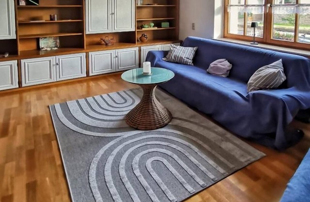 The beautiful apartment with separate entrance is on the 1st floor and accessible via 7 steps. The apartment is quietly located and only a few minutes away from the town center. The living space of 62 sqm consists of one bedroom with a.