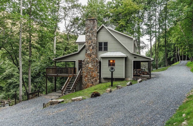 The Beaver Falls House: Tranquil 4-bedroom Home Overlooking River & Beaver Falls