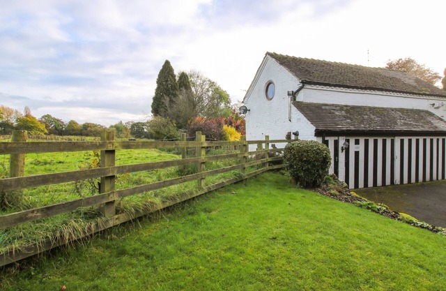 THE BEEHIVE, pet friendly, character holiday cottage in Betley