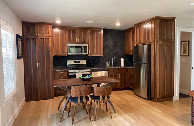 The Benton - Warmly decorated, cozy apartment in downtown Bentonville
