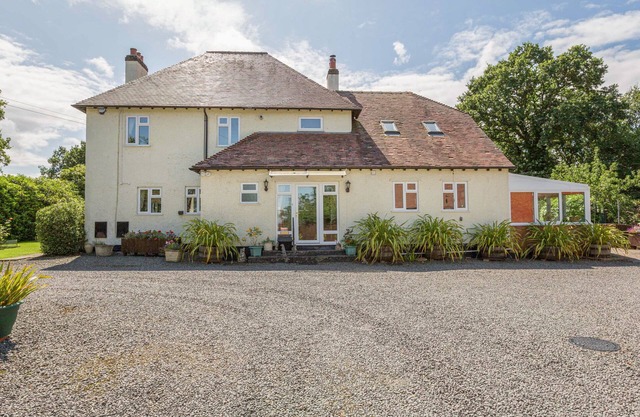 THE BIG DINGLE, family friendly, with open fire in Church Stretton