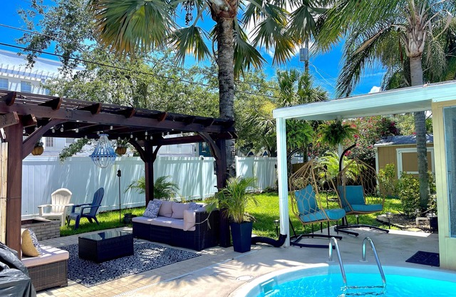 The Big Guava Retreat-3b2b/POOL/FIRE PIT/BBQ/PET FRIENDLY/
