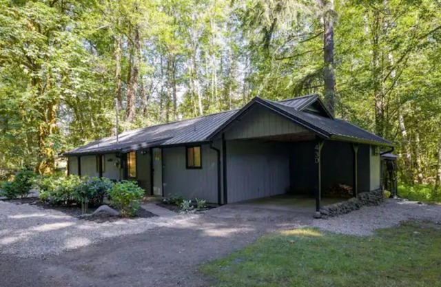 The Bigfoot Bungalow - Close to lakes and town!