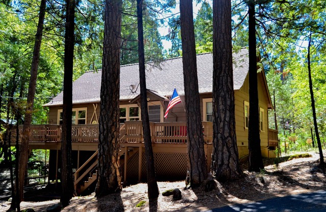 The Bigfoot Lodge - AC, Lake Membership, Game Room, Walk to Downtown, CLEAN Cozy