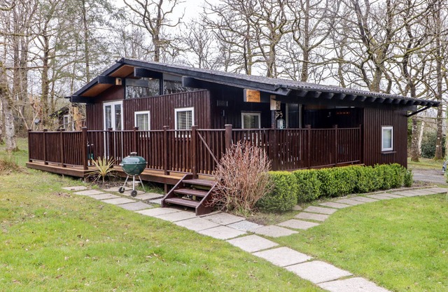 THE BIRD HOUSE, pet friendly, with pool in Cenarth