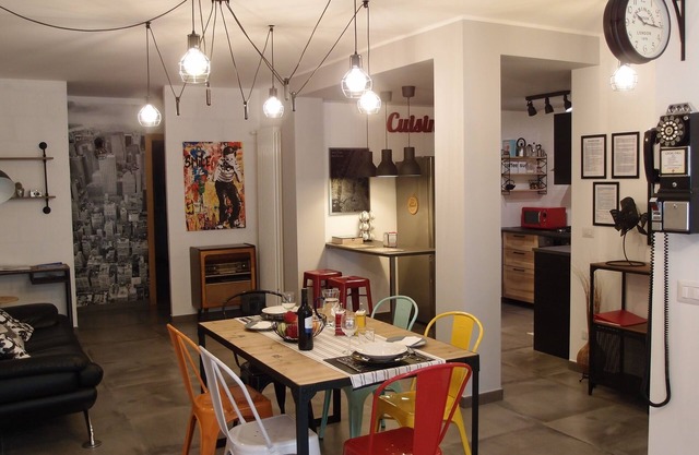 The black dog house: All NEW retro & industrial apartment close to Bari
