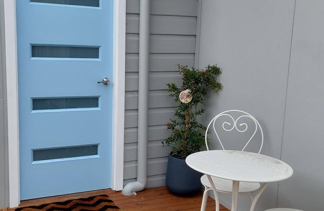 The Blue Door Tiny House. Quiet location walking distance to everything.