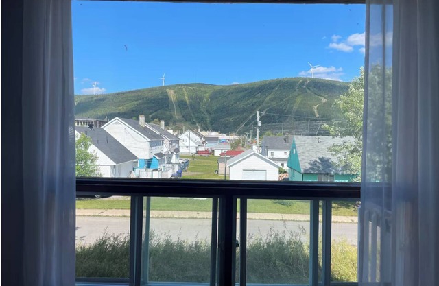 The blue house at the foot of the mountains
