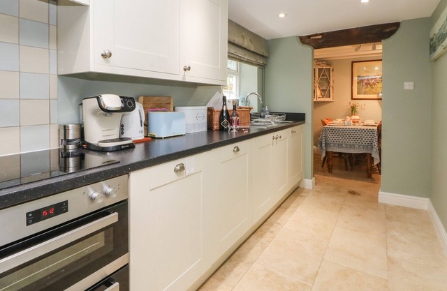 THE BLUE HOUSE, family friendly, character holiday cottage in Malpas