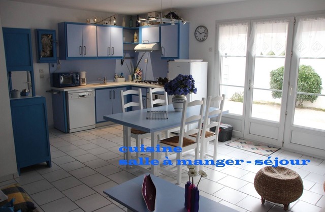 The Blue house, quiet vacations in the island of Re, sleeps 4 to 6
