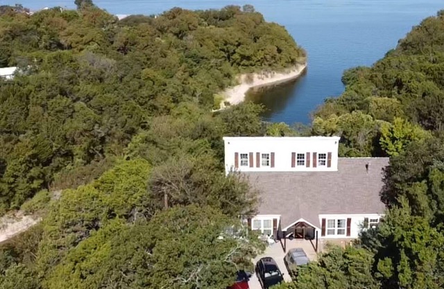 The Blue Magnolia Lodge: Luxury Retreat on Lake Whitney with Hot Tub, Fire Pit, and Private Cove!