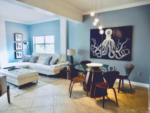 The Blue Octopus - 1br King Bed Condo