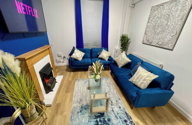The Blue Retreat 3 Bed House Minutes away from town with Free Parking