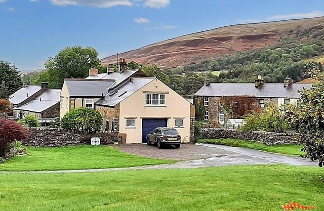 The Boat House - Spacious Village Apartment
