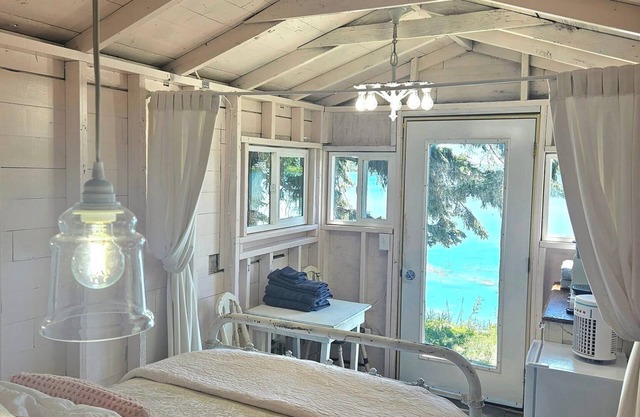 The Boat House: Your Cozy Lakeside Getaway on Wymer Lake