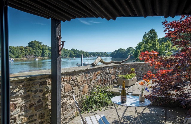 The Boathouse, Holiday Cottage St Dogmaels, Sleeps 2, 1 bedrooms, bathrooms