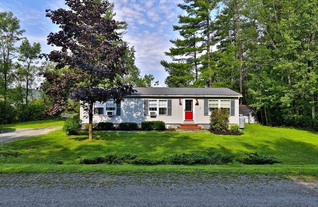 The Bomoseen Bungalow: Vermont Lake House with Private Dock