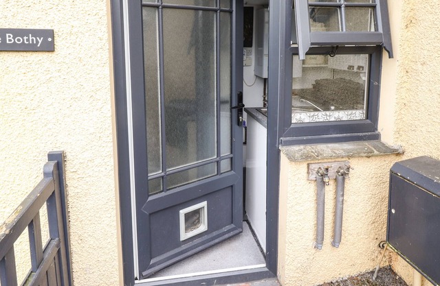 THE BOTHY AT WOODLAND VIEW, pet friendly in Penny Bridge
