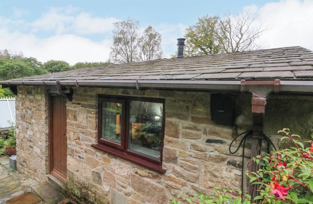 THE BOTHY, pet friendly, with open fire in Horwich