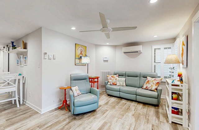 The Boxwood House dog-friendly condo w/beach access, WIFI