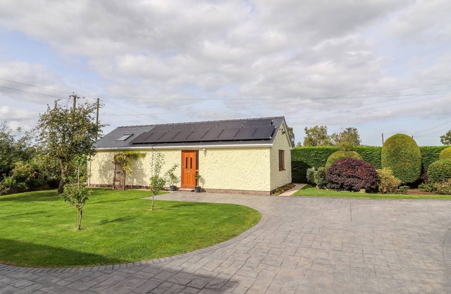 THE BRAMBLES, pet friendly, with a garden in Bangor-On-Dee