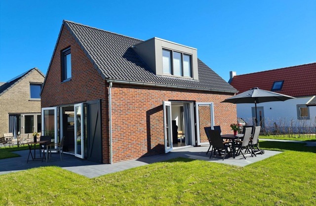 The brand new bungalow naturally feels completely at home in nature, enjoying the luxurious outdoor life.