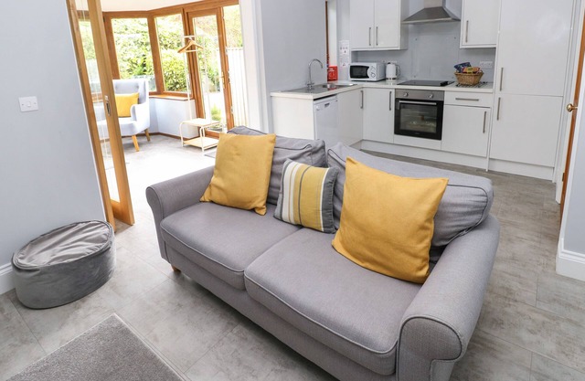 THE BRIARS, country holiday cottage, with hot tub in Stepaside