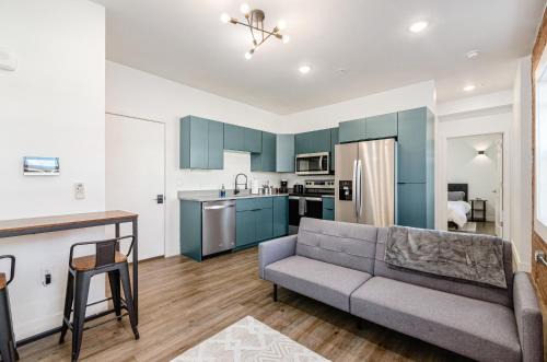 The Broad Cozy Affordable Luxury in Downtown