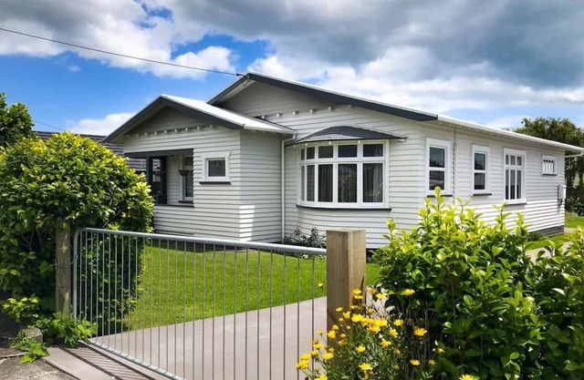 The Brooklands Bungalow - charming garden cottage