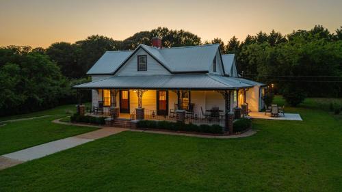 The Bulldog Farmhouse - 100plus year old home