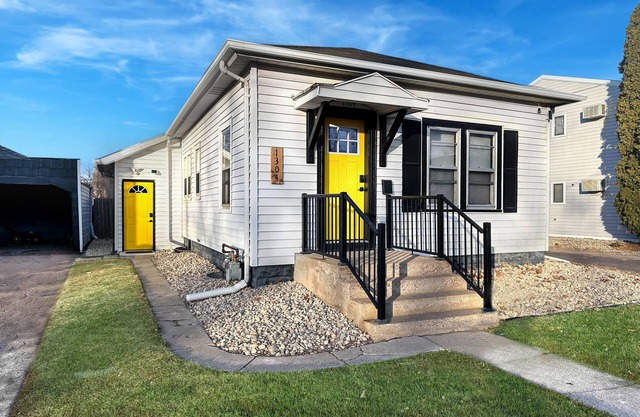 The Bunga Glow: Modern, Cozy & Bright Near Downtown