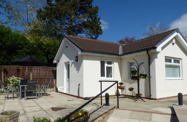 THE BUNGALOW, character holiday cottage, with a garden in Burnley