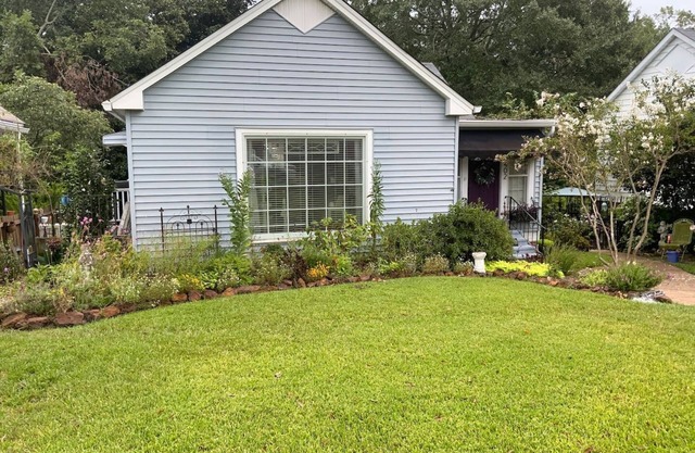 The Bungalow…cozy, comfortable, convenient! Three blocks to La Tech campus.