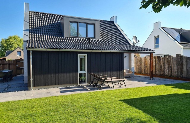 The bungalow naturally feels completely at home in nature, enjoy the luxurious outdoor life!