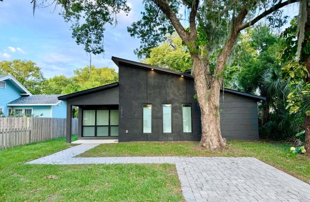 The Butterfly House: with sauna and fully-fenced yard