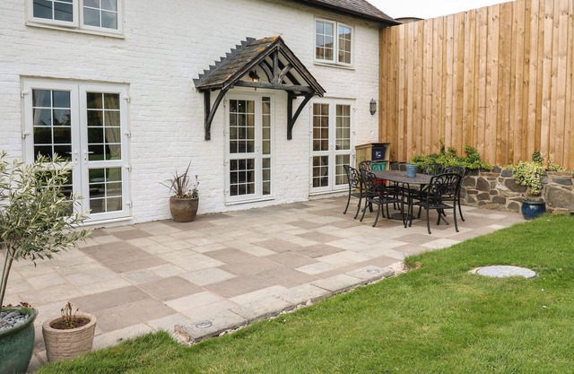 THE BYRE, family friendly, character holiday cottage in Berriew