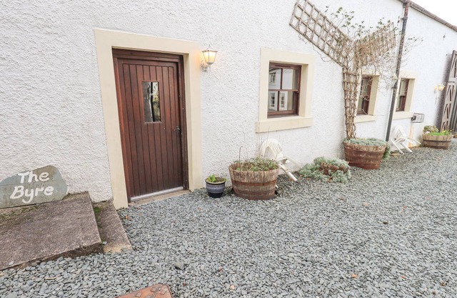 THE BYRE, pet friendly, with a garden in Cockermouth