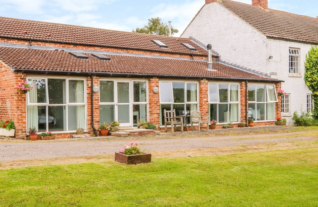 THE BYRE, pet friendly, with open fire in Sedgefield, County Durham