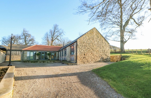THE BYRE, SEDBURY PARK FARM, with open fire in Gilling West