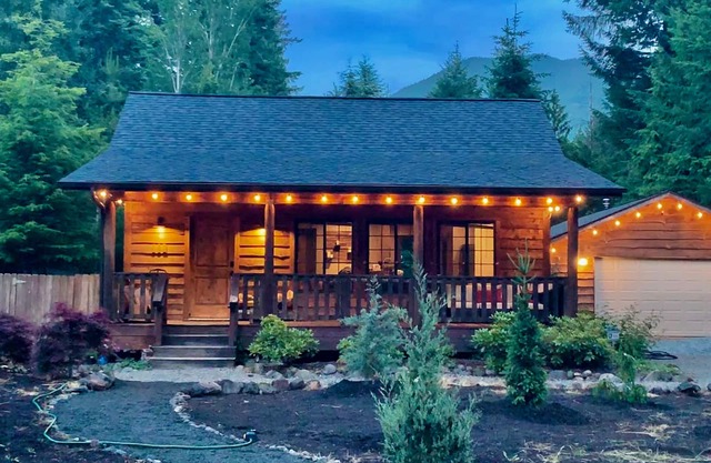THE CABIN Packwood. Cozy cabin at end of High Valley W/optional guest unit