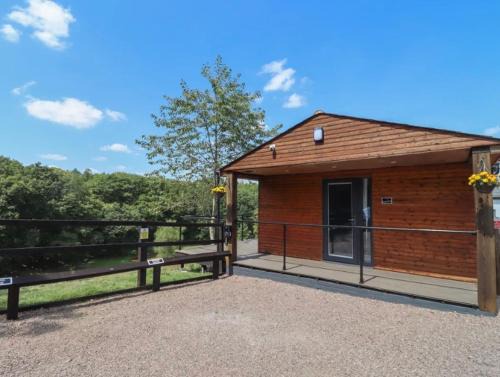 The Cabin - Private Car Park with CCTV - Fast WiFi - Contractor Friendly - Nature & Wildlife Retreat for Business Stays or Relaxing Couples Getaways
