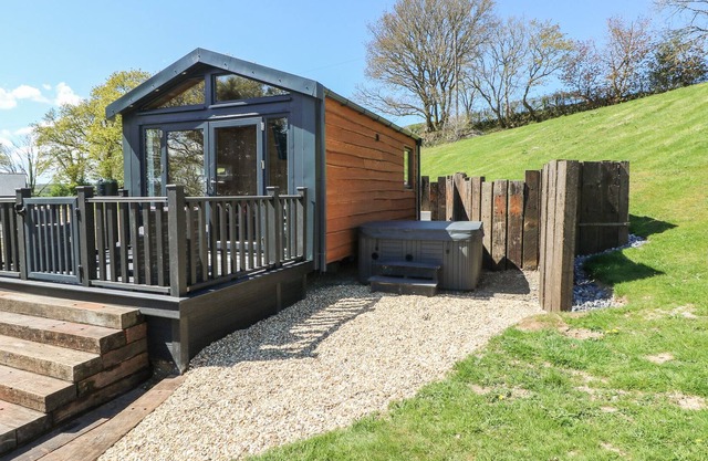 THE CABIN, romantic, character holiday cottage in St Clears